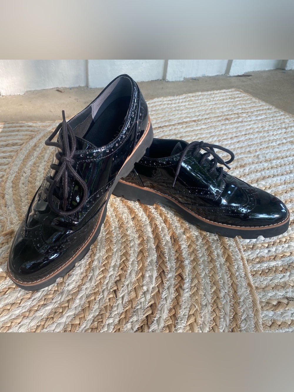 Vionic Black Patent Leather Lace-Up Oxfords